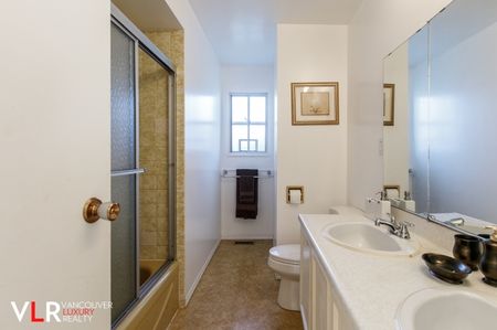 Duplex in Burnaby, BC - Photo 4