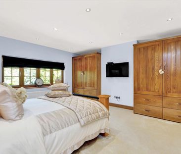 Available to let is this spectacular family home, in great location... - Photo 4