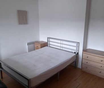 1 Bed Flat, Salford, M5 - Photo 2