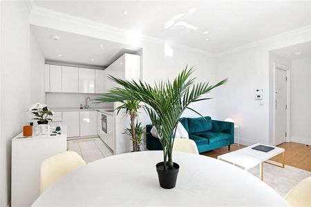 A bright one bedroom apartment in a charming red brick mews - Photo 2