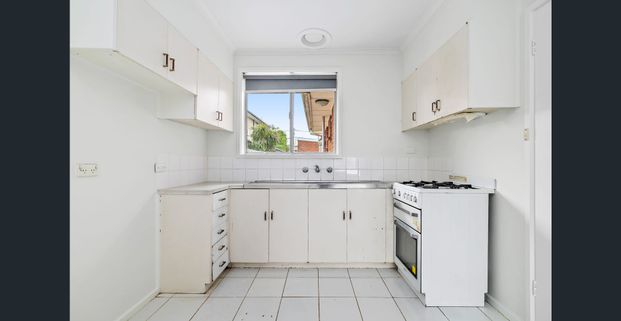 Freshly painted and set in a fantastic, convenient location! - Photo 1