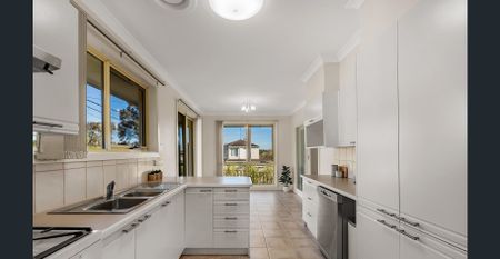 MODERNISED, UPDATED & BRIGHT - GARDENING INCLUDED!! - Photo 5