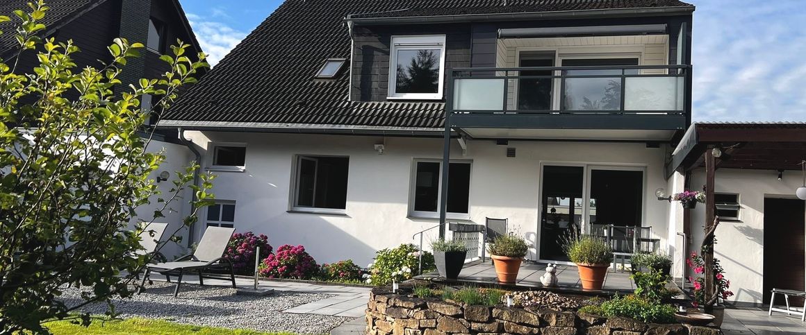 Ihr neues Zuhause zum Wohlfühlen – großzügige Dachgeschosswohnung im Zweifamilienhaus! - Photo 1
