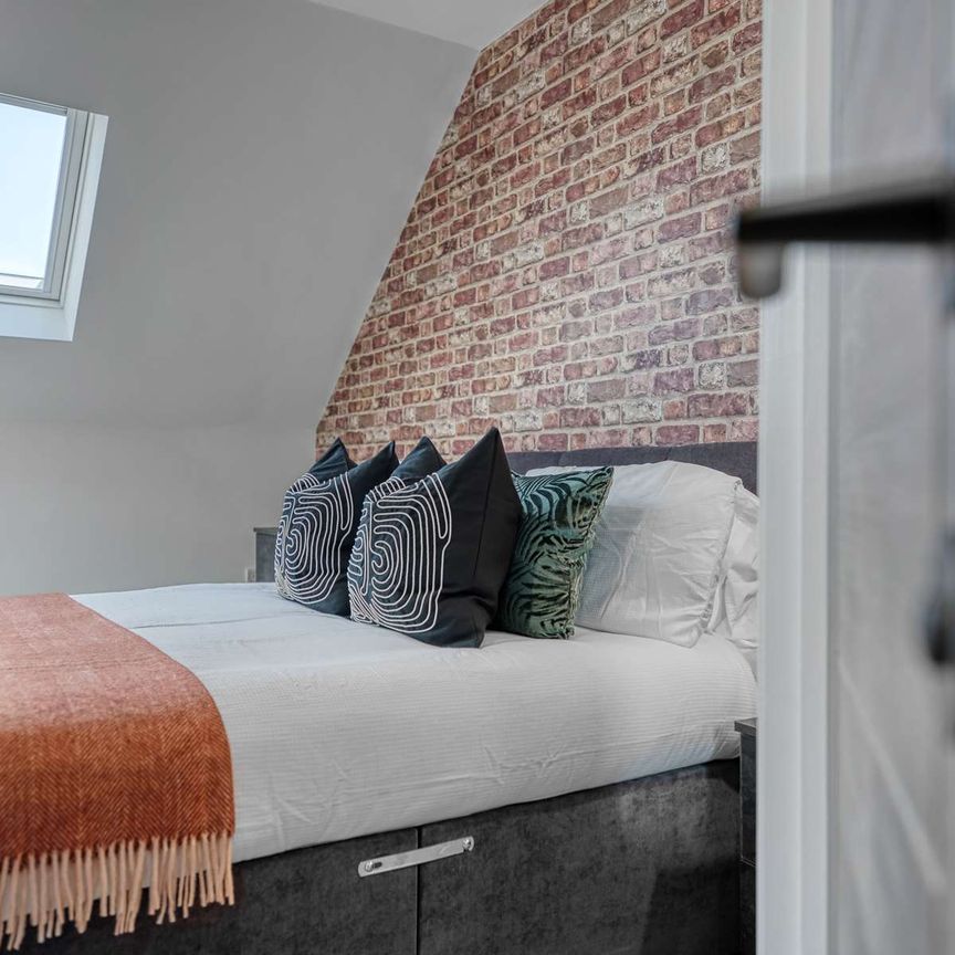 Stunning Luxury Co-Living with free parking - Photo 2
