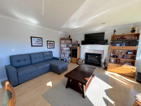 Furnished 3 bedroom upper suite, with views! Fixed-term lease until May.31, 2025 - Photo 3