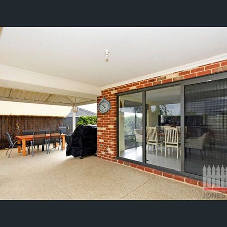Family Living Done Right in Caversham - Photo 3