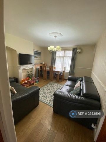 2 bedroom end of terrace house to rent - Photo 3