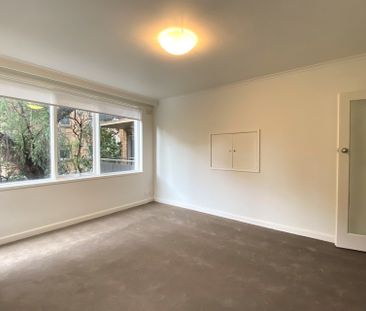 Generously sized in prime location - Photo 3