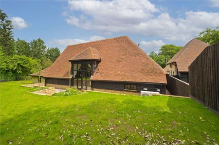 An exceptional barn conversion, combining character and contemporary design in the village of Churt. - Photo 2