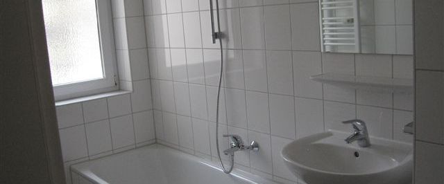 ruhig gelegene 5-Zimmer-Wohnung in Regensburg *neue Vinylböden* - Photo 1