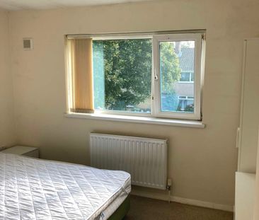 Spacious Double Room in Clean & Shared House - Photo 3