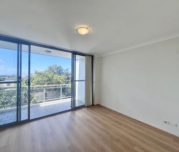 Modern Two Storey Apartment - Photo 2