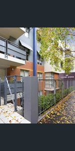 URBAN OASIS DESIGNER APARTMENT IN LEXINGTON, MOMENTS FROM RUSHCUTTERS BAY PARK. WITH PARKING. - Photo 4