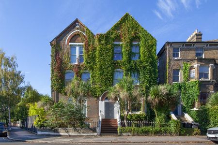 2 bedroom flat in Clapham - Photo 5