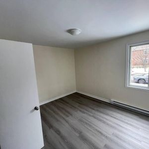 GRAND 5 1/2 RÉNOVE, PRES BORD DE L'EAU, JARDIN, SOUS-SOL ET 1 PARKING INCLUS - Photo 2