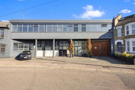 3 bedroom flat to rent - Photo 3