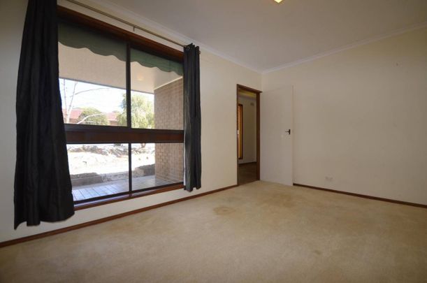 Perfect family home with ample space and a pool - Photo 1