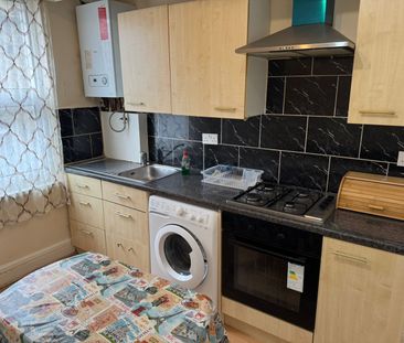 1 Bed Flat, Green Lanes, N13 - Photo 5