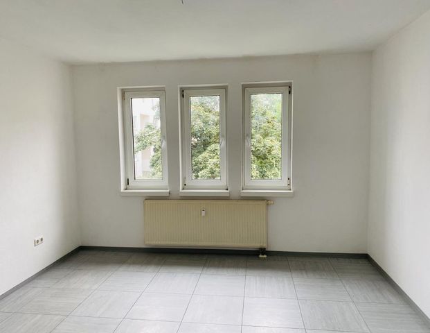 Helle 2-Zimmer-Wohnung ab sofort frei - Anmietung nur mit Wohnberechtigungsschein nach §88d - Photo 1