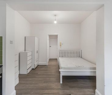 Terraced house to rent - Photo 2