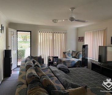 IMMACULATE VILLA IN LEAFY CARINDALE ESTATE - Photo 1