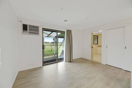 5 Bedroom, 2 Living areas - 850 metres Railway Station - Photo 3