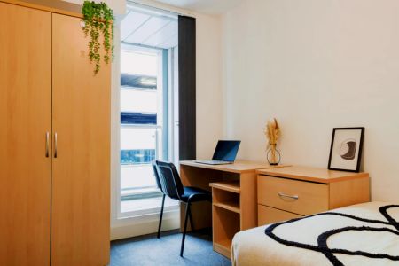 Silver Non Ensuite Top Floor - Photo 2