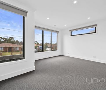 THREE BEDROOM TOWNHOUSE - Photo 2