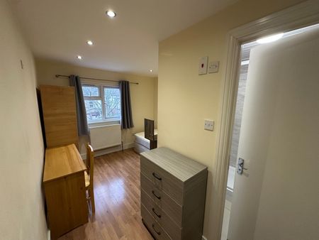 Room in a Shared House, Leslie Road, E11 - Photo 4