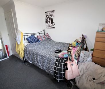 6 bedroom Semi-detached house to rent - Photo 3