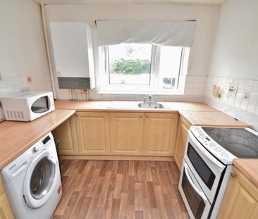 3 bedroom flat to rent - Photo 4