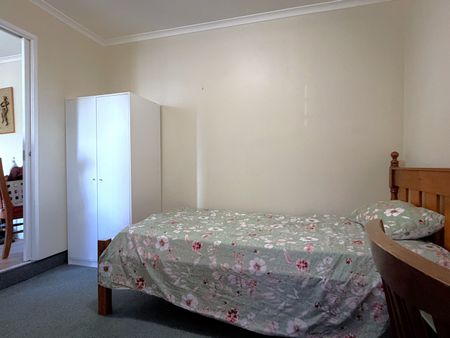 Furnished Room in Spacious, Renovated Share Home - Photo 2