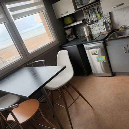 Jolie appartement meublé vue mer. Il se compose d'une pièce de vie avec cuisine aménagée, une ... - Photo 3
