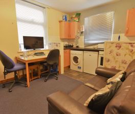 1 bedroom Flat in Cardigan Road, Leeds - Photo 1