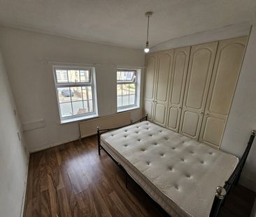 2 Bed Terraced House, Ilford, IG1 - Photo 4