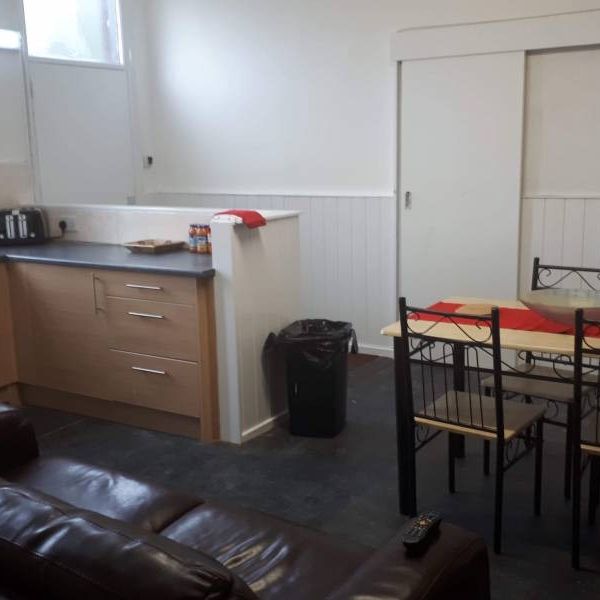 Kirkstall Avenue Room 4 - Photo 1