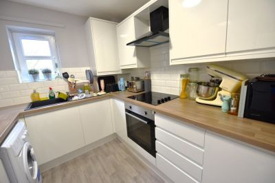 2 bedroom Flat in Flat 6, Leeds - Photo 3