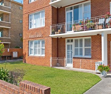 Stylish Contemporary Villa-Style Apartment - Photo 4