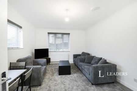 1 bedroom in a house share to rent - Photo 2