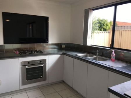 Well Presented Rear Unit - Photo 3