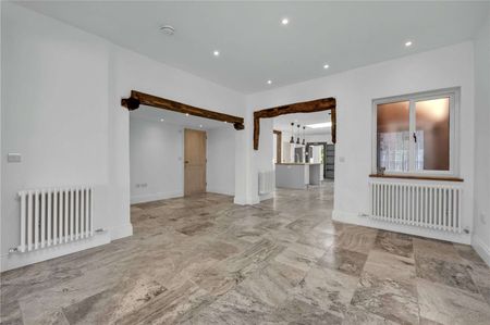 A beautiful period house in the heart of Odiham with modernised bathrooms and kitchen and its very own safe door. - Photo 5