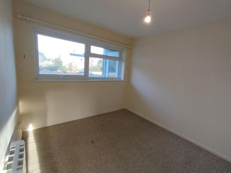 3 bedroom flat to rent - Photo 3