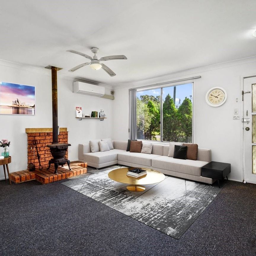 Great location, Opposite train station - Photo 1