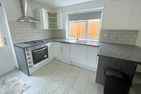 2A Mayfield Close, Addlestone - 2 bedrooms Property for lettings - Seymours - Photo 3