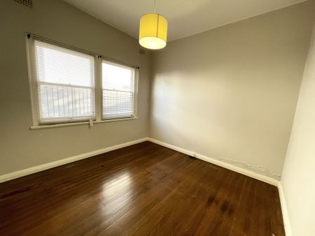 Large two bedroom ground floor unit with single garage - Photo 4