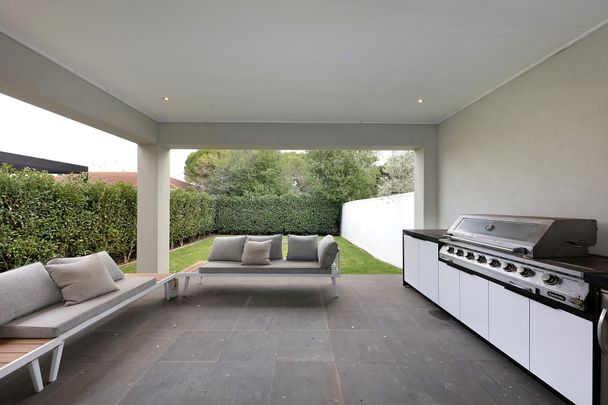 11A Milford St, Bentleigh East VIC 3165 - Townhouse For Rent | Domain - Photo 1