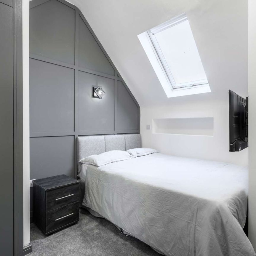 Beautifuly decorated 9 bed property. With communal living space and kitchen. Room 6 - Photo 1