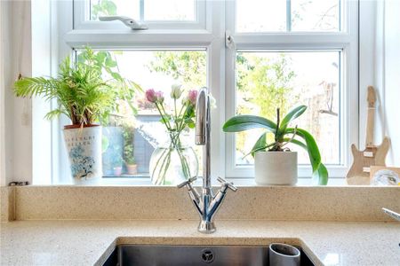 3 bedroom end of terrace house to rent - Photo 4