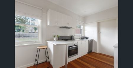 Bentleigh East 3BR | $1,300 UTILITIES AND FURNITURE INCLUDED | Wi-Fi, Huge Backyard + Free Parking - Photo 5