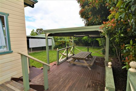 FAMILY HOME WITH GREAT GARAGING - Photo 5